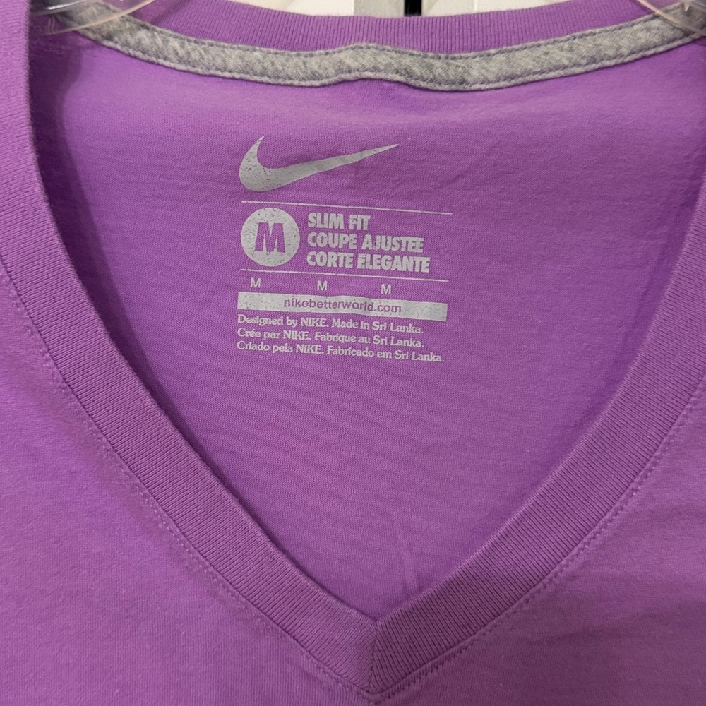 Nike Women’s Spellout Logo V-Neck T-Shirt - Purple/Lavender - Size M - Picture 4 of 9